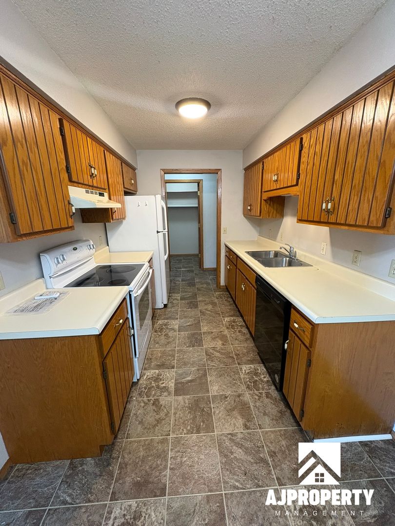 Brandon Apartment: 1308 E Keystone Dr.