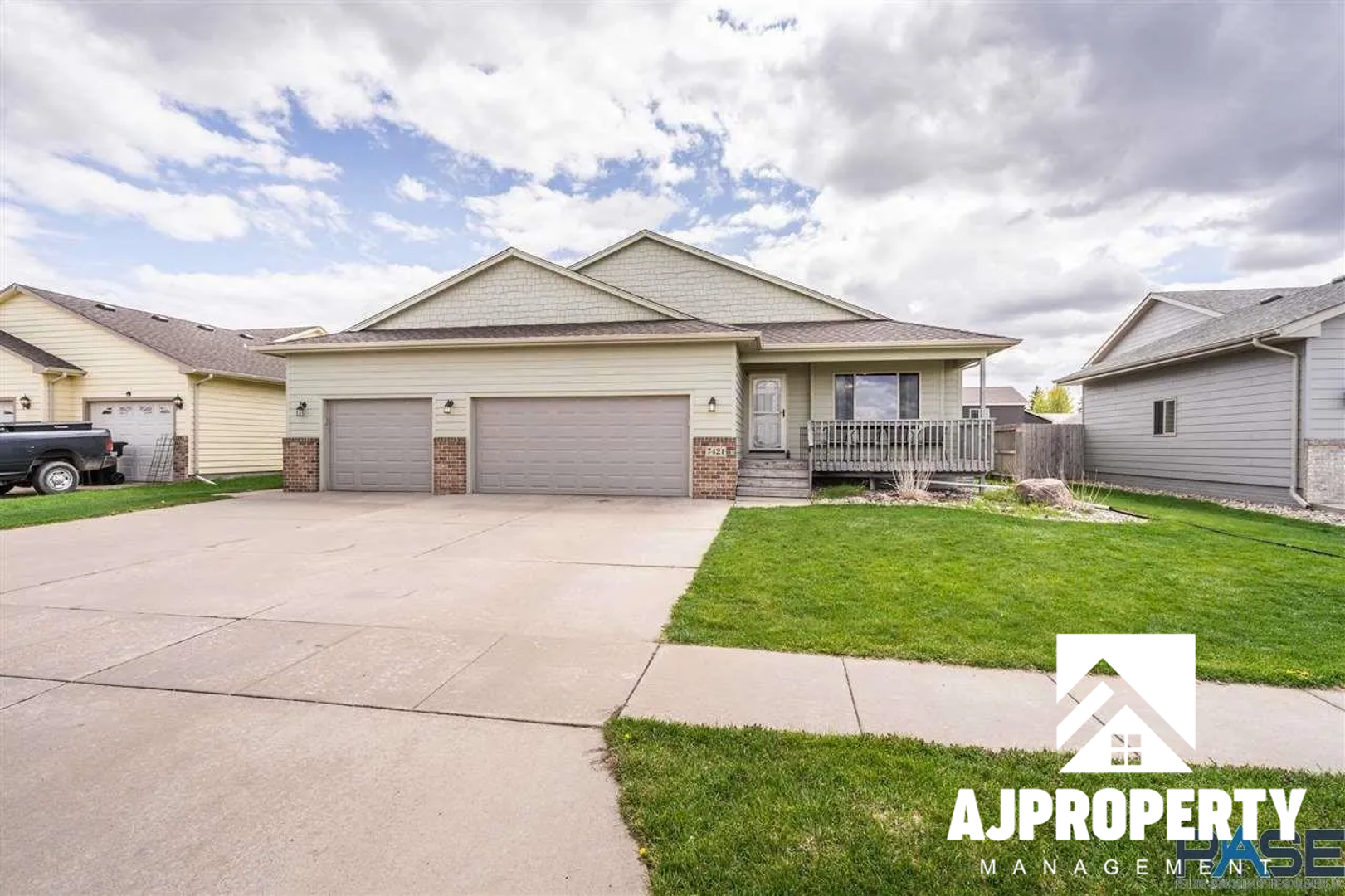 Sioux Falls House: 7421 W 64th St.