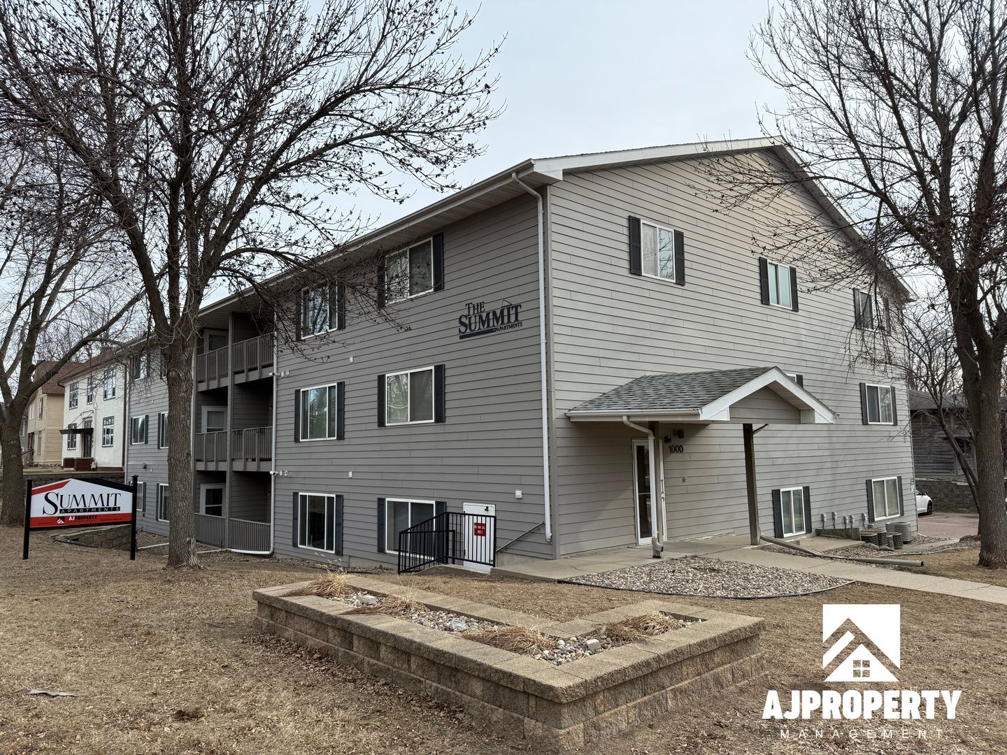 Sioux Falls Apartment: 1000 S Summit Ave