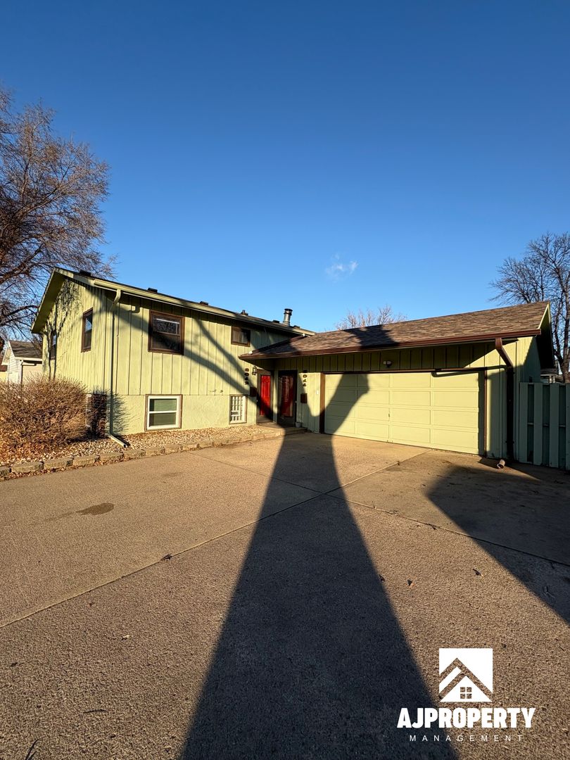 Sioux Falls Apartment: 3014 S. Phillips Ave.