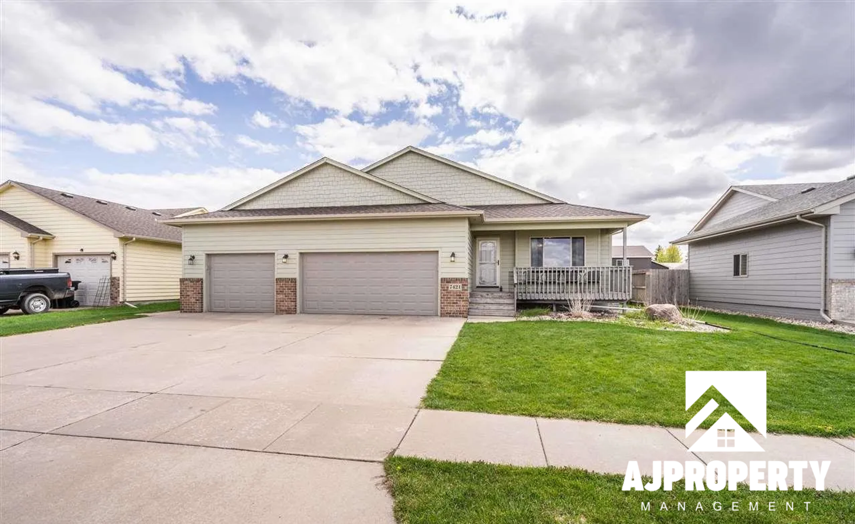 Sioux Falls House: 7421 W 64th St.