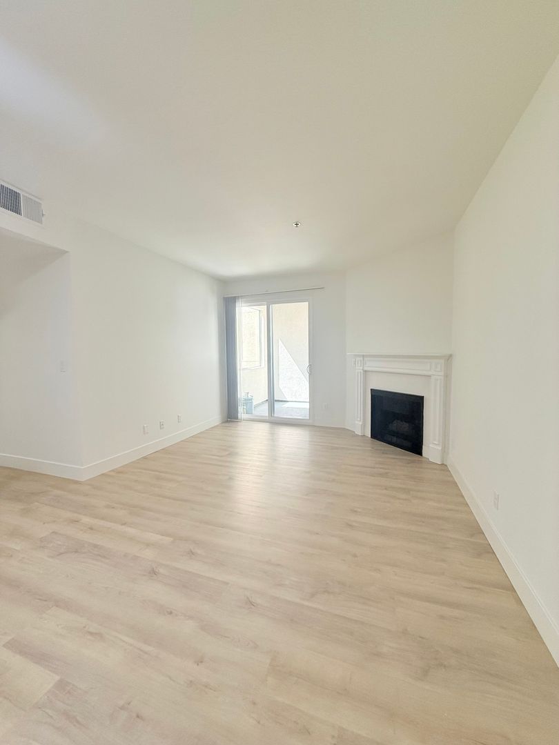 Los Angeles Apartment: 8715 Burton Way