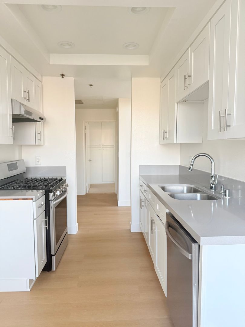 Los Angeles Apartment: 315 S. LaFayette Park Place