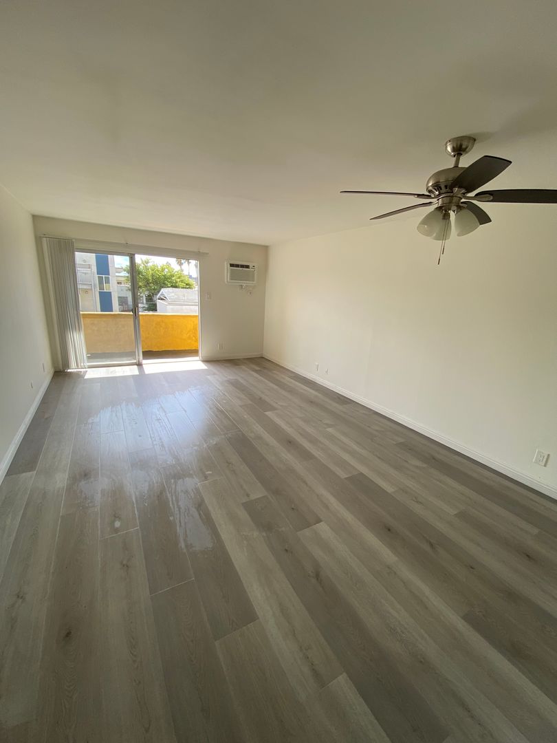 Los Angeles Apartment: 124 N. OXFORD AVE.