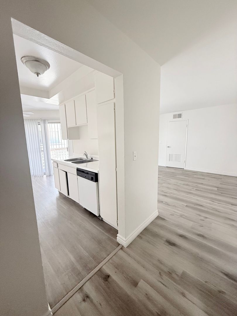 Los Angeles Apartment: 331 S. Ardmore Ave.