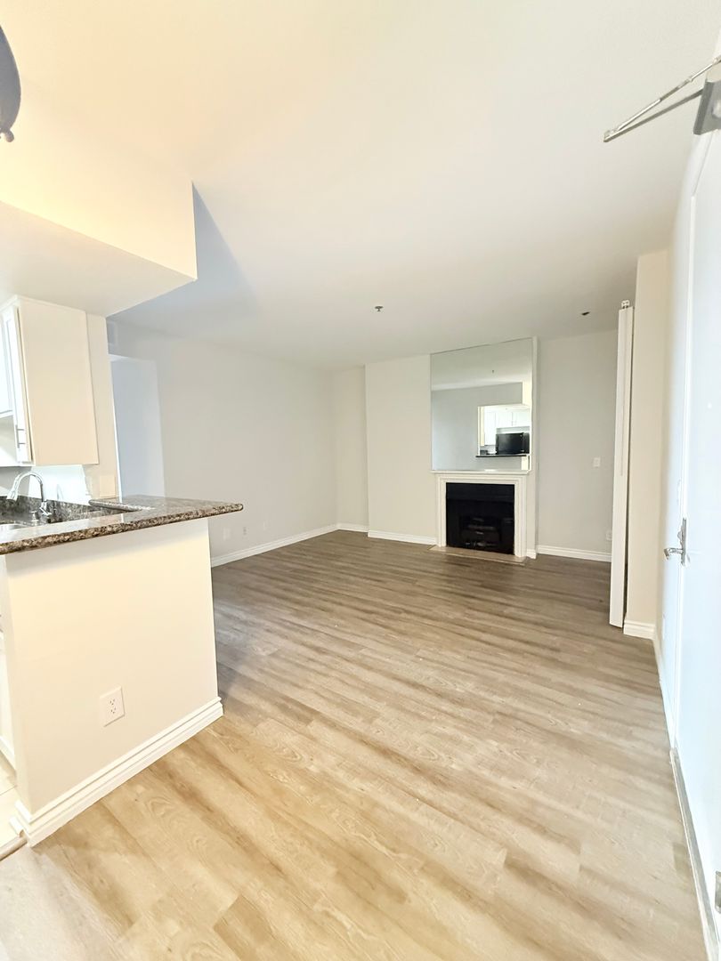 Los Angeles Apartment: 8715 Burton Way