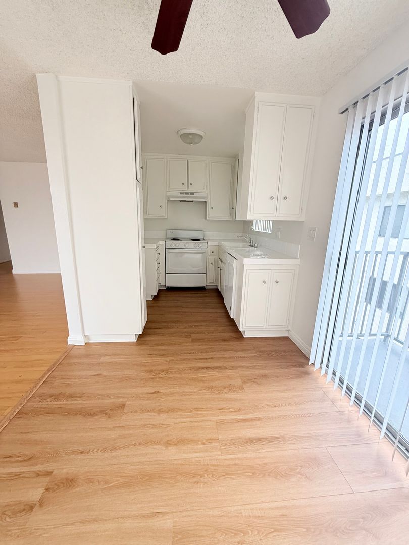 Los Angeles Apartment: 178 S. OXFORD AVE.