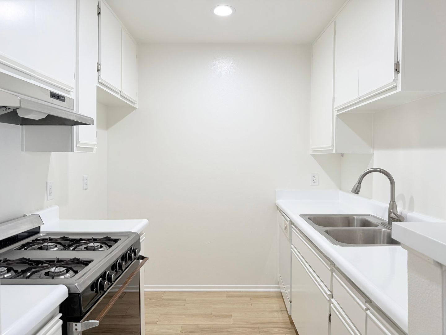 Los Angeles Apartment: 400 S. Westmoreland Ave.