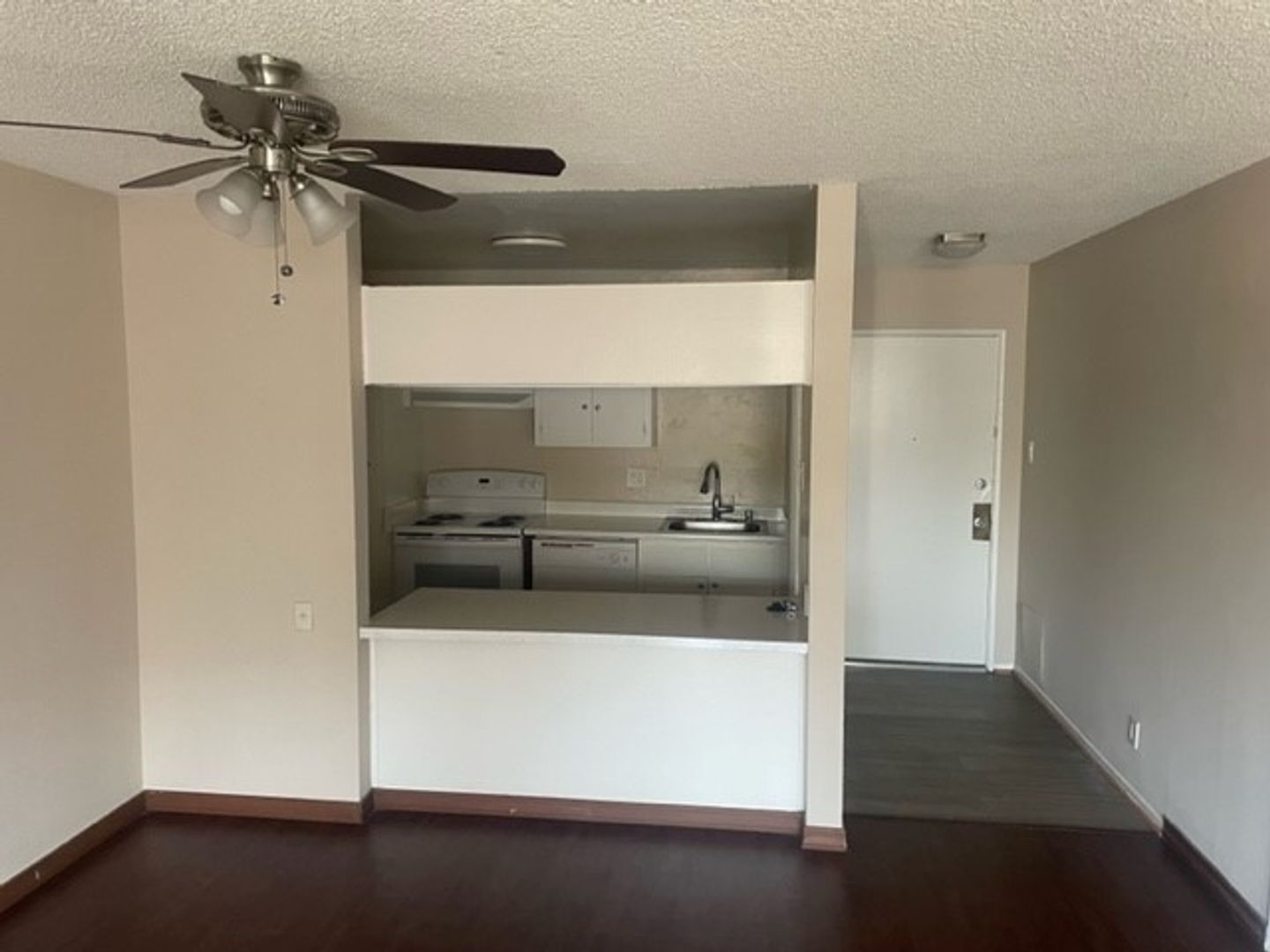 Los Angeles Apartment: 124 N. OXFORD AVE.