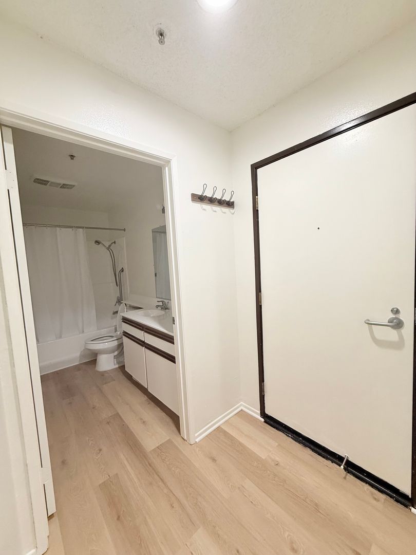 Los Angeles Apartment: 400 S. Westmoreland Ave.