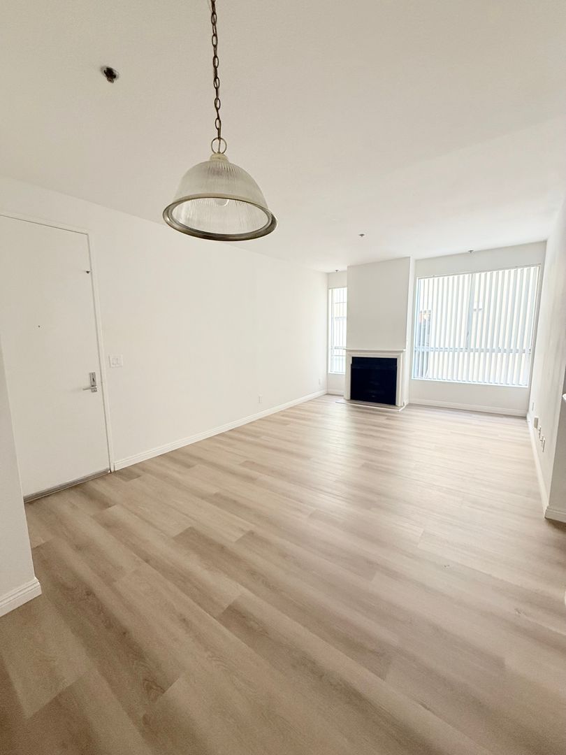 Los Angeles Apartment: 8715 Burton Way