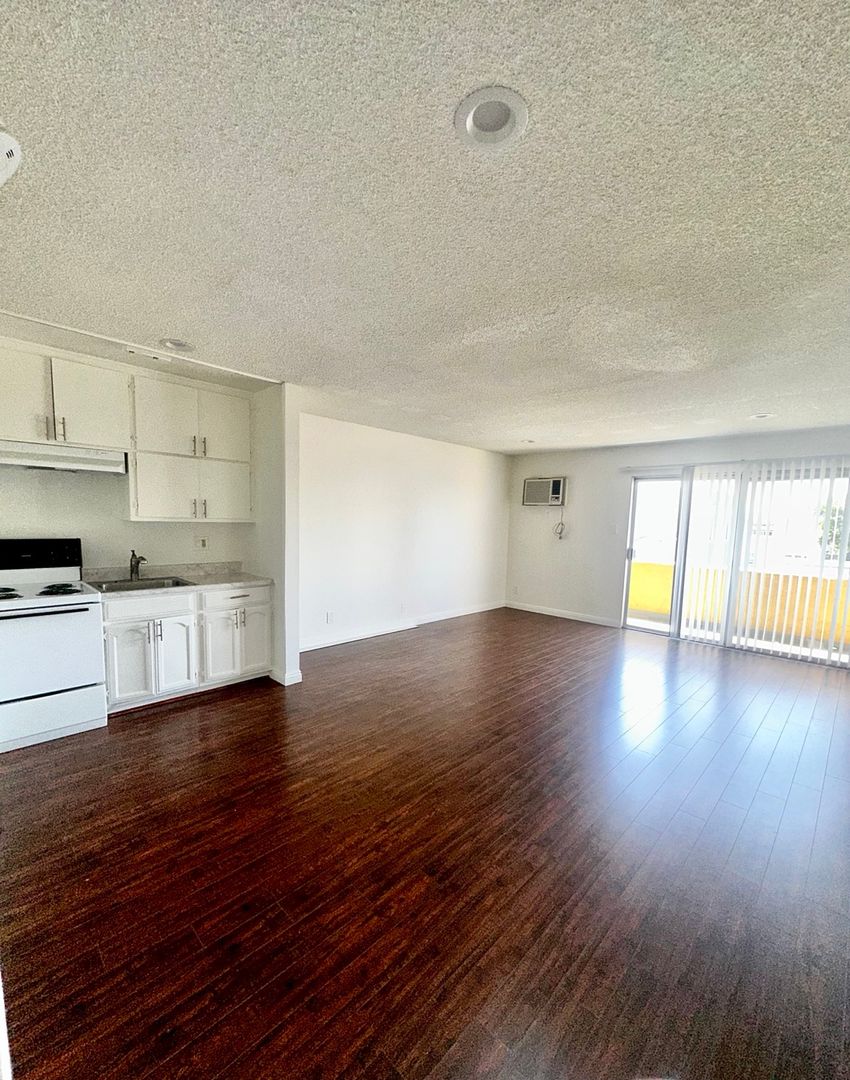 Los Angeles Apartment: 124 N. OXFORD AVE.