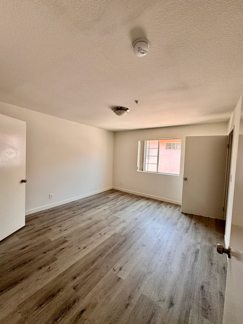 Los Angeles Apartment: 715 S. OXFORD AVE.