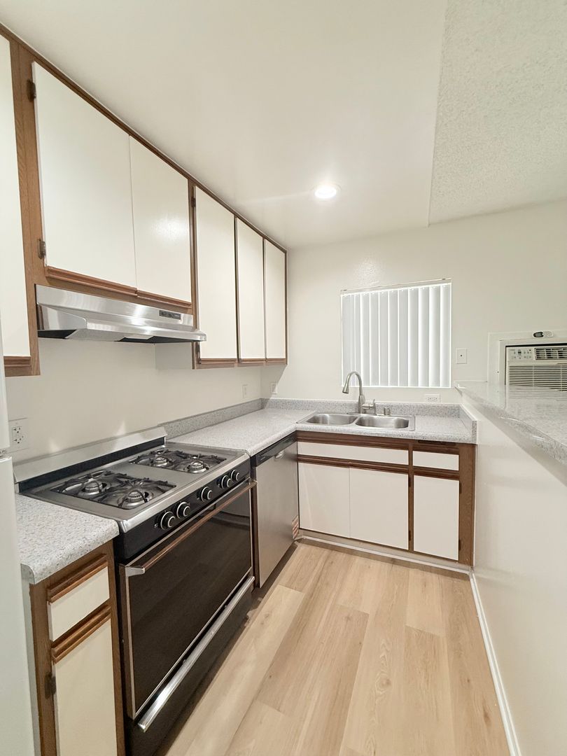 Los Angeles Apartment: 400 S. Westmoreland Ave.