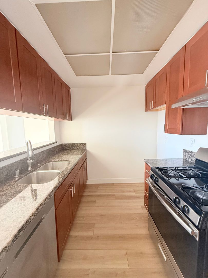 Los Angeles Apartment: 315 S. LaFayette Park Place