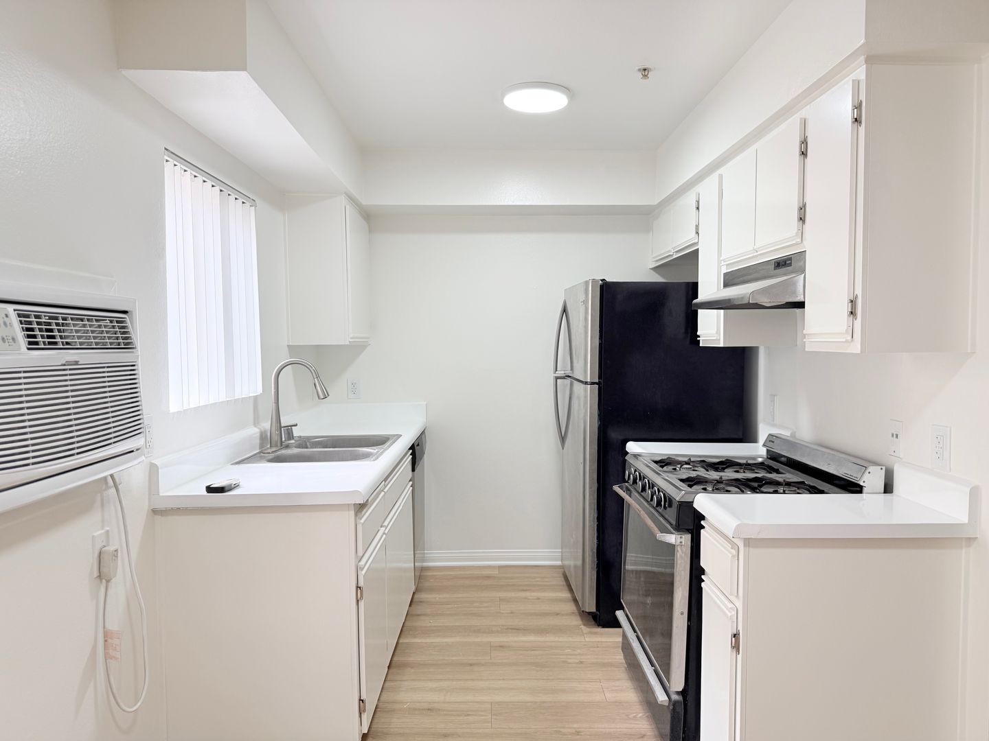 Los Angeles Apartment: 400 S. Westmoreland Ave.
