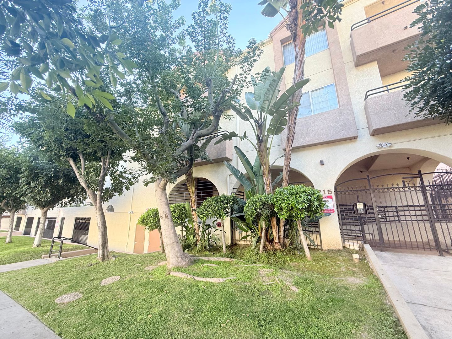 Los Angeles Apartment: 715 S. OXFORD AVE.