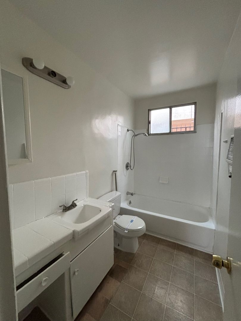 Los Angeles Apartment: 953 S. WESTMORELAND AVENUE