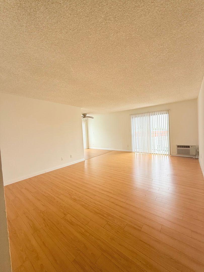 Los Angeles Apartment: 178 S. OXFORD AVE.