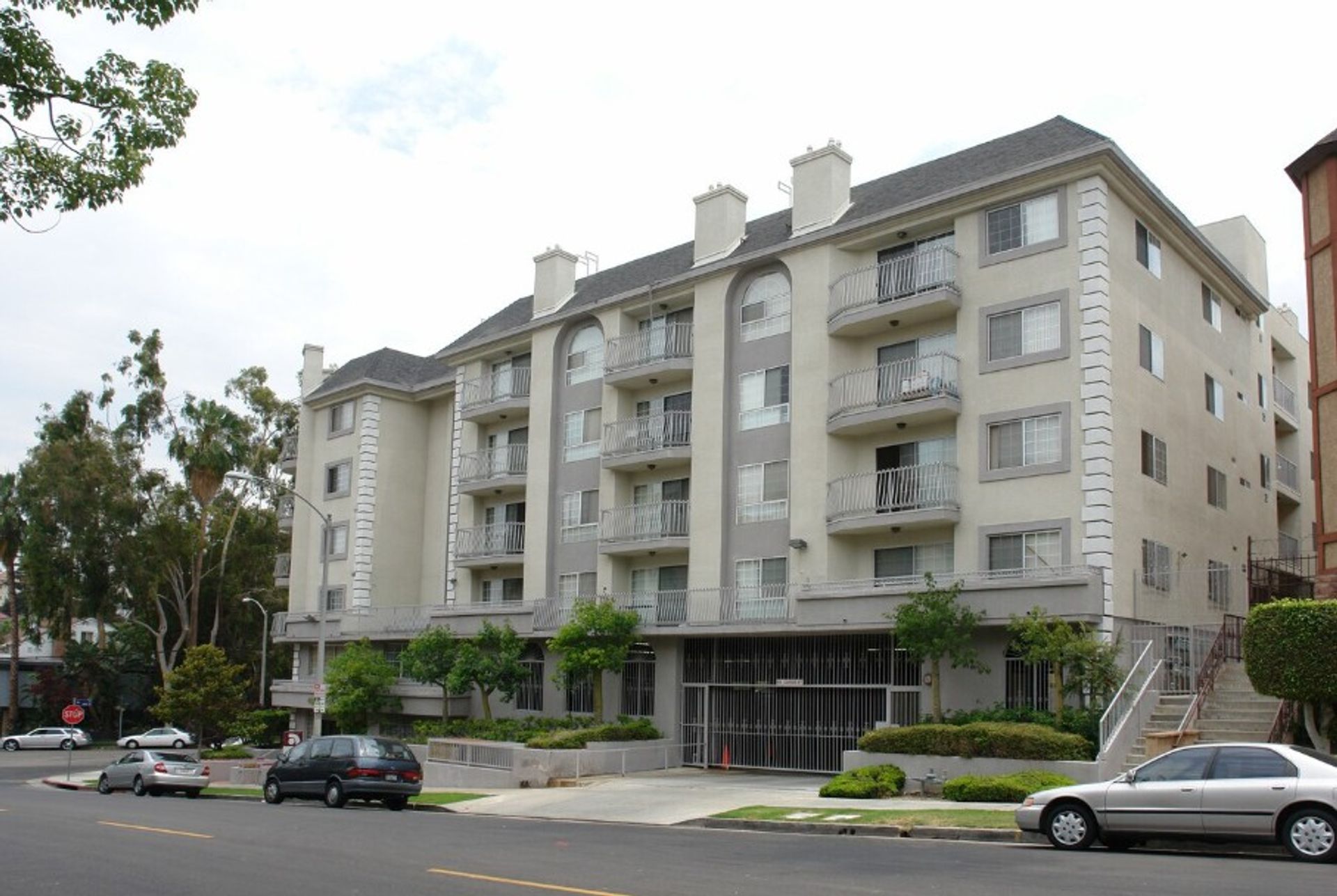Los Angeles Apartment: 400 S. Westmoreland Ave.
