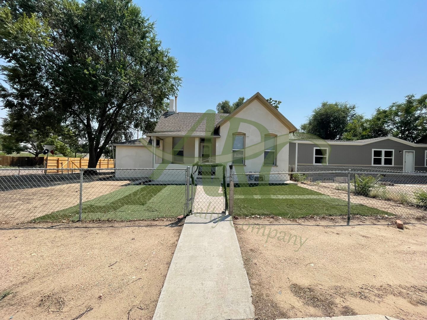 Pueblo House: 920 Damson St