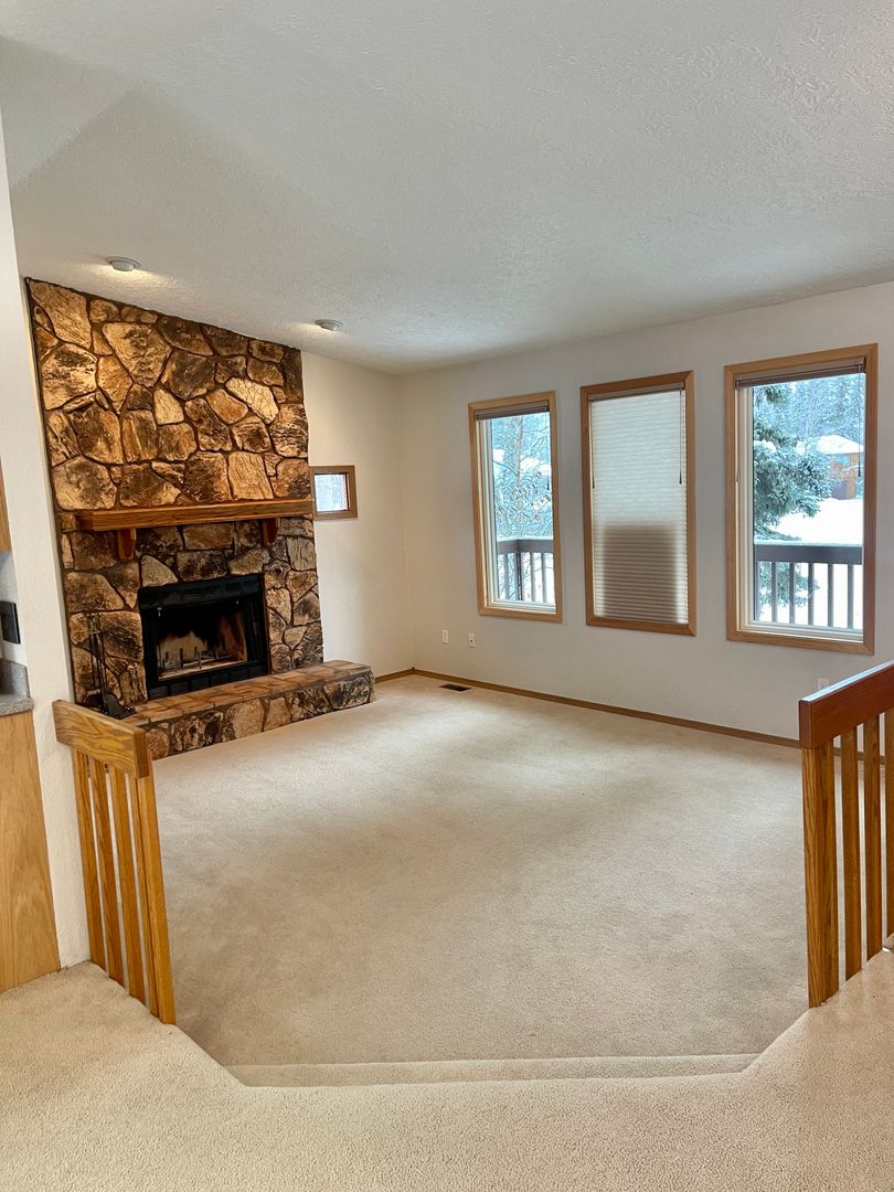 Eagle River House: 19911 Shemya DR