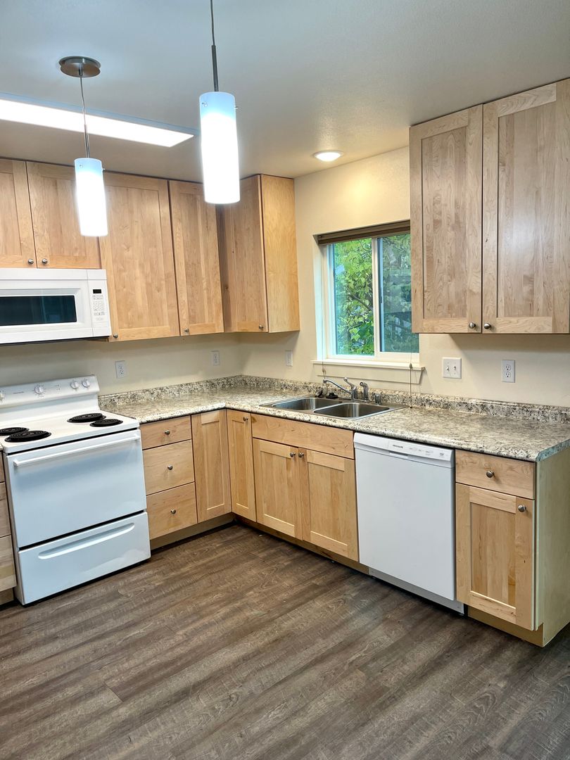 Anchorage Apartment: 410 Flower St