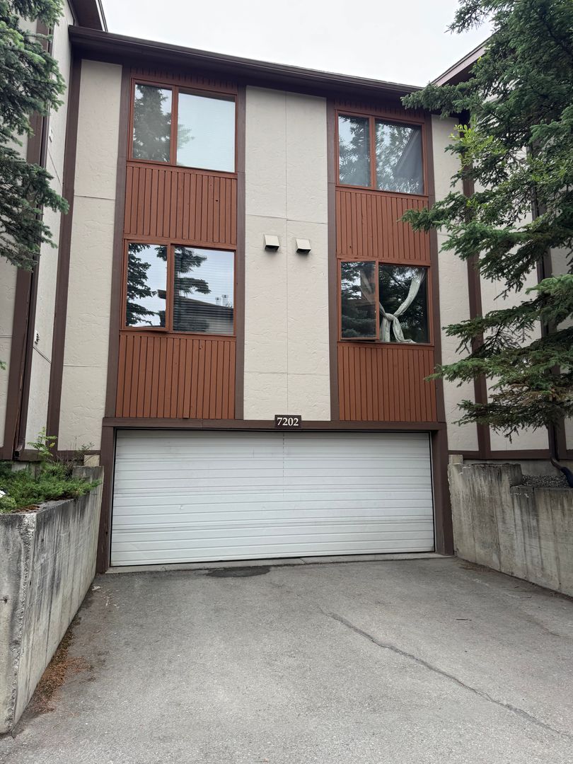 Anchorage House: 7202 Foxridge Cir. Unit E