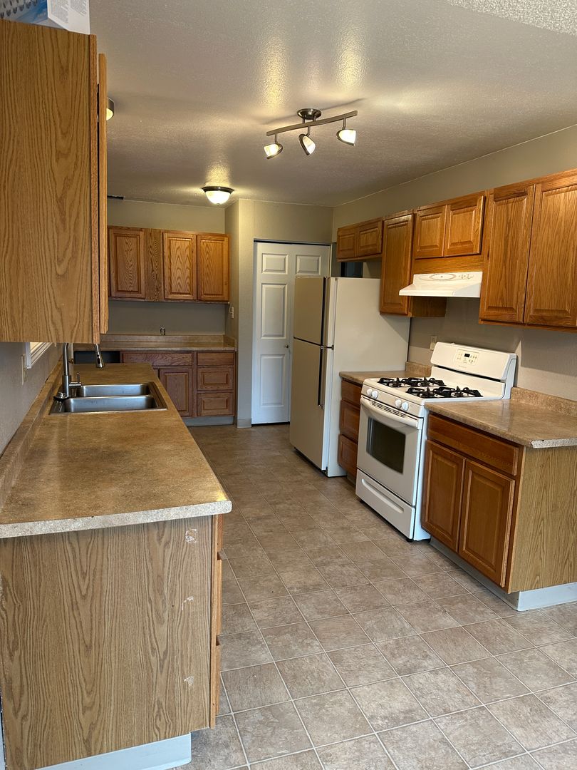 Anchorage Apartment: 4943-4945 Vance DR