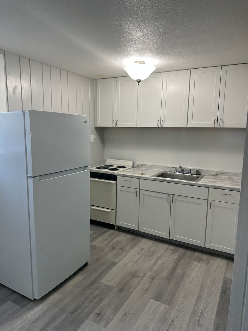 Anchorage Apartment: 332 Taylor St