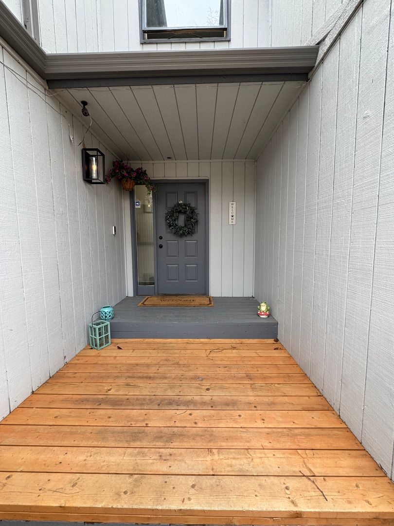 Anchorage House: 1810 Bellevue Loop