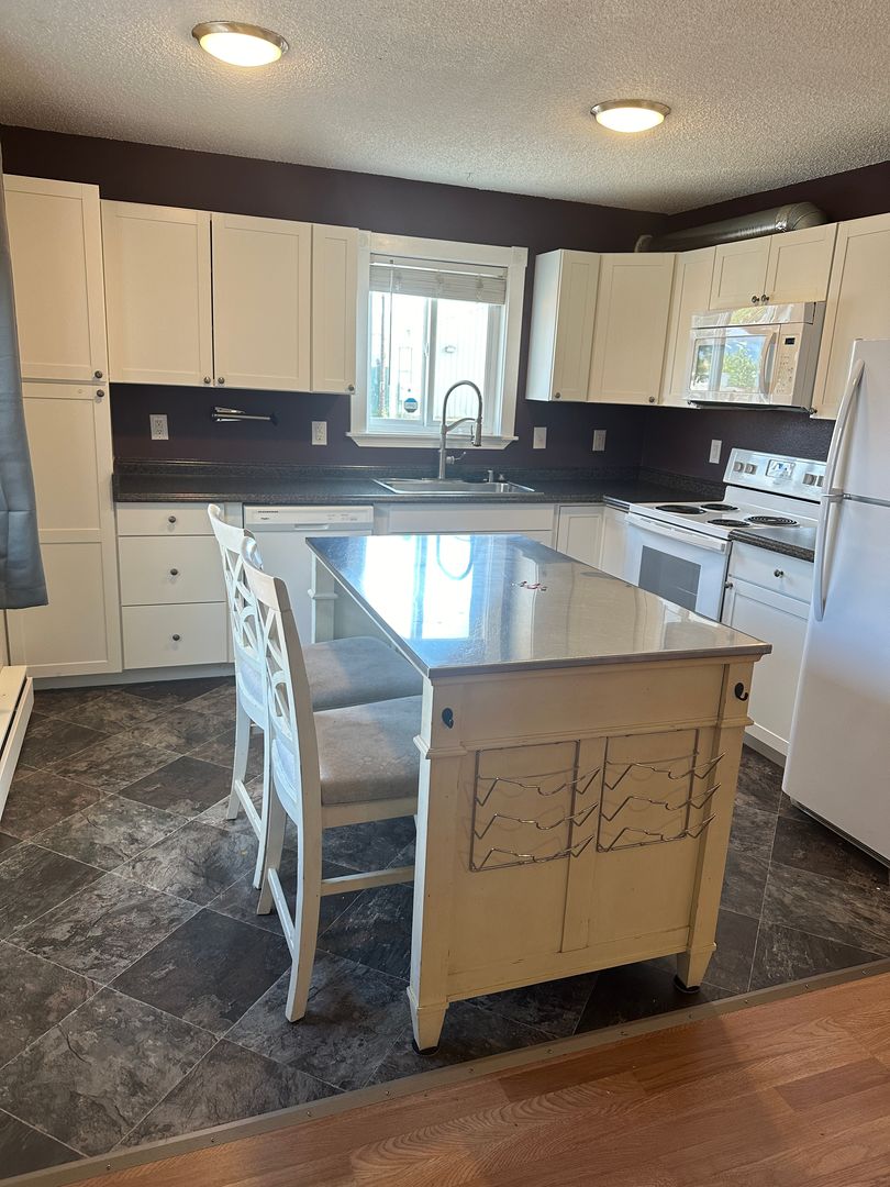 Anchorage Apartment: 821 E 46th Court