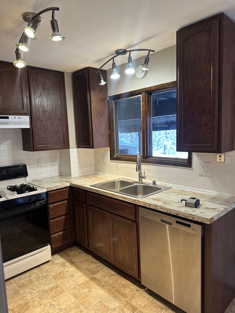 Anchorage Apartment: 4943-4945 Vance Dr