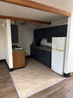 Midtown Studio available now. $950 + Electric – photo 1