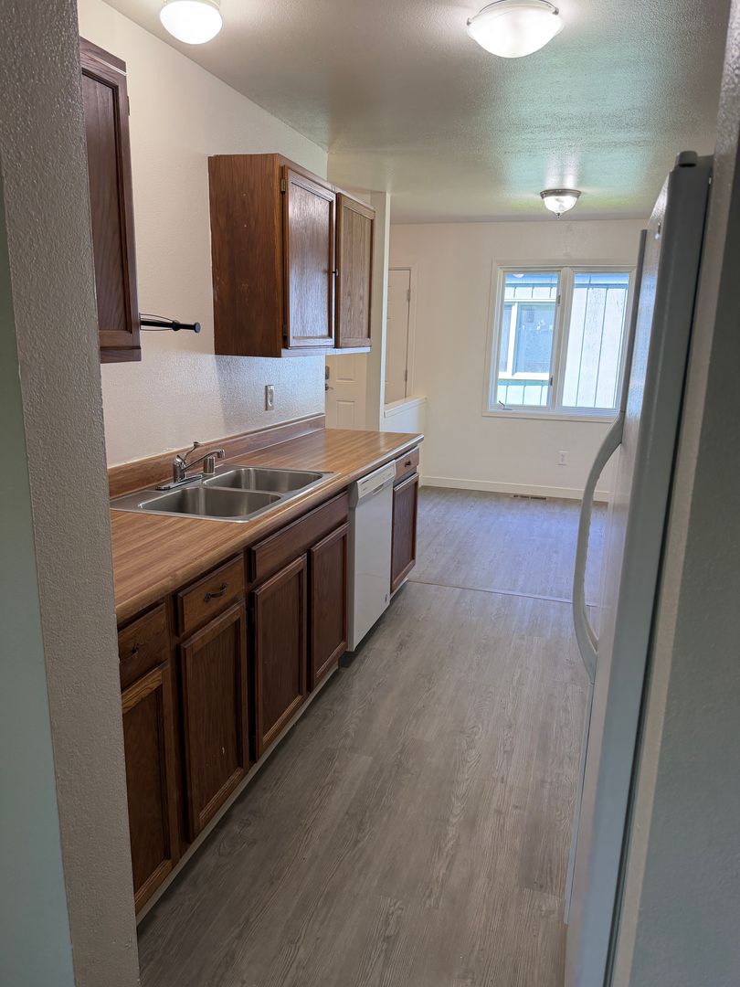 Anchorage Apartment: 935 E 45th CT