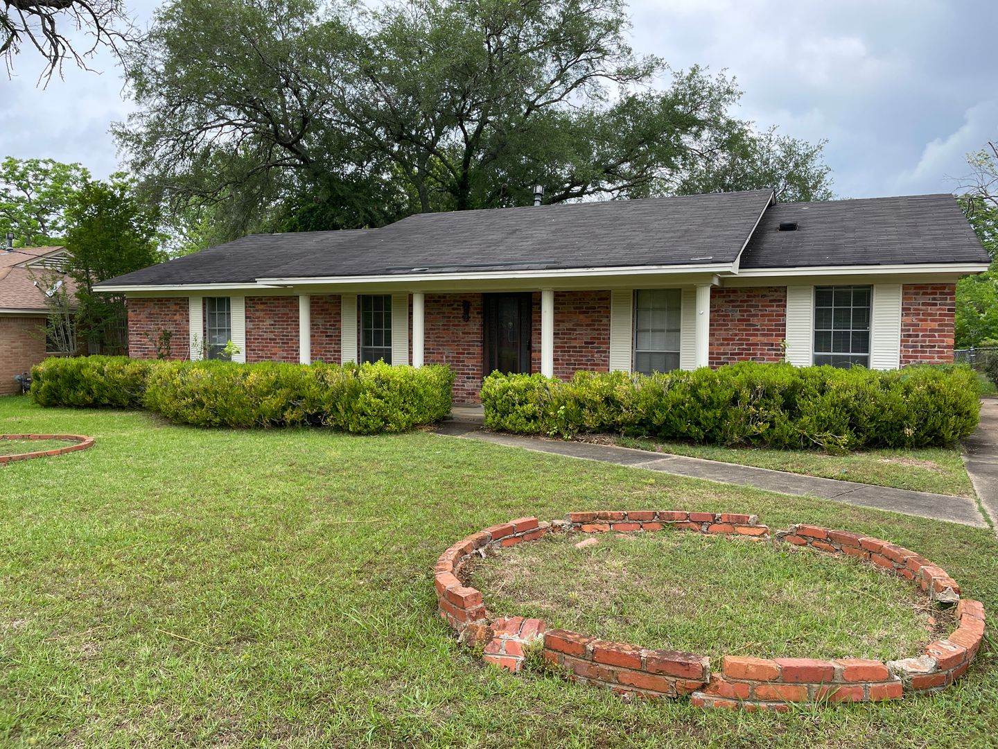 Montgomery House: 242 Adler Drive