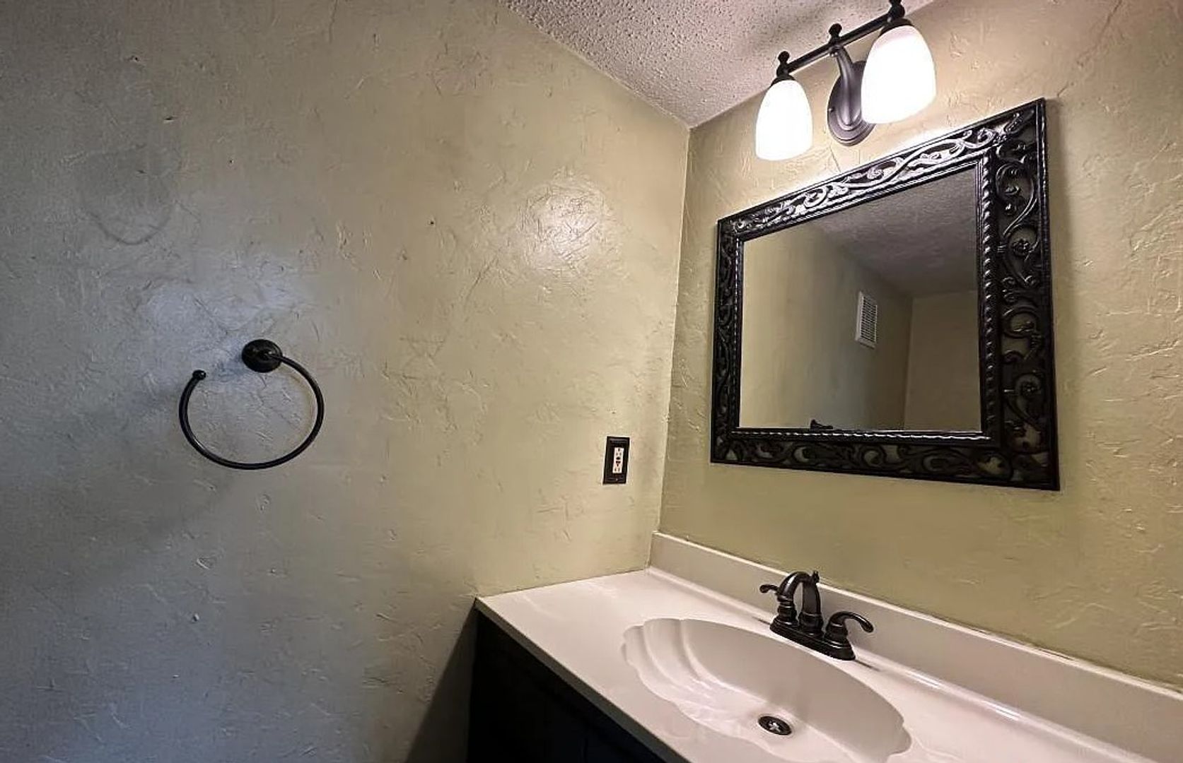 Huntsville House: 908 Roll Tide Lane