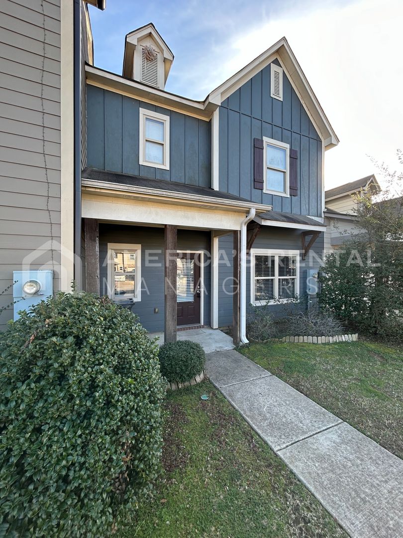Town home available for rent in Calera!!!  