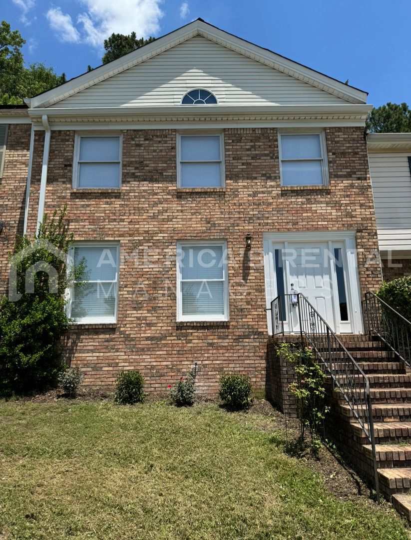 Pelham House: 769 Cahaba Manor Trail