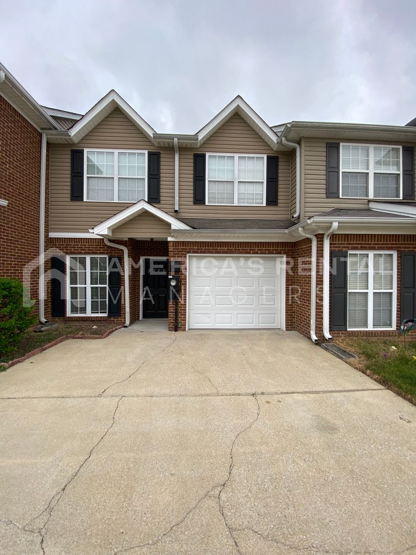 Moody House: 2213 Castle Hill Lane