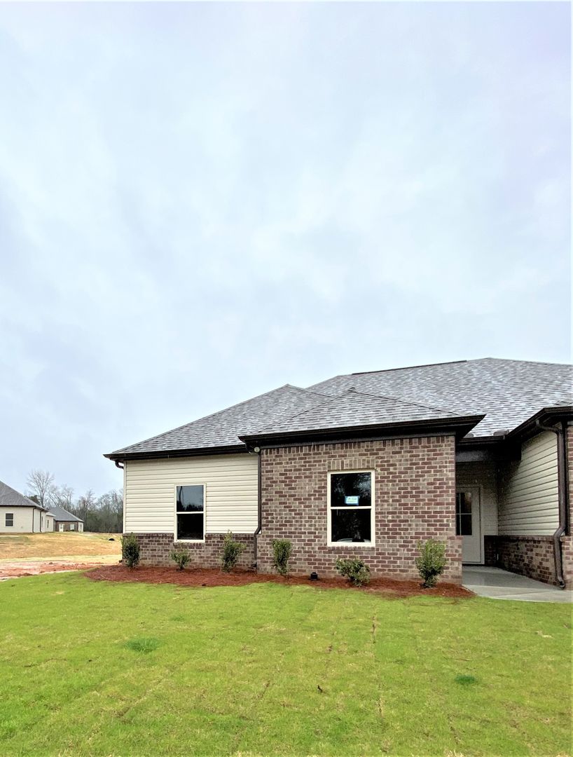 Lincoln House: 106 White Oak Circle