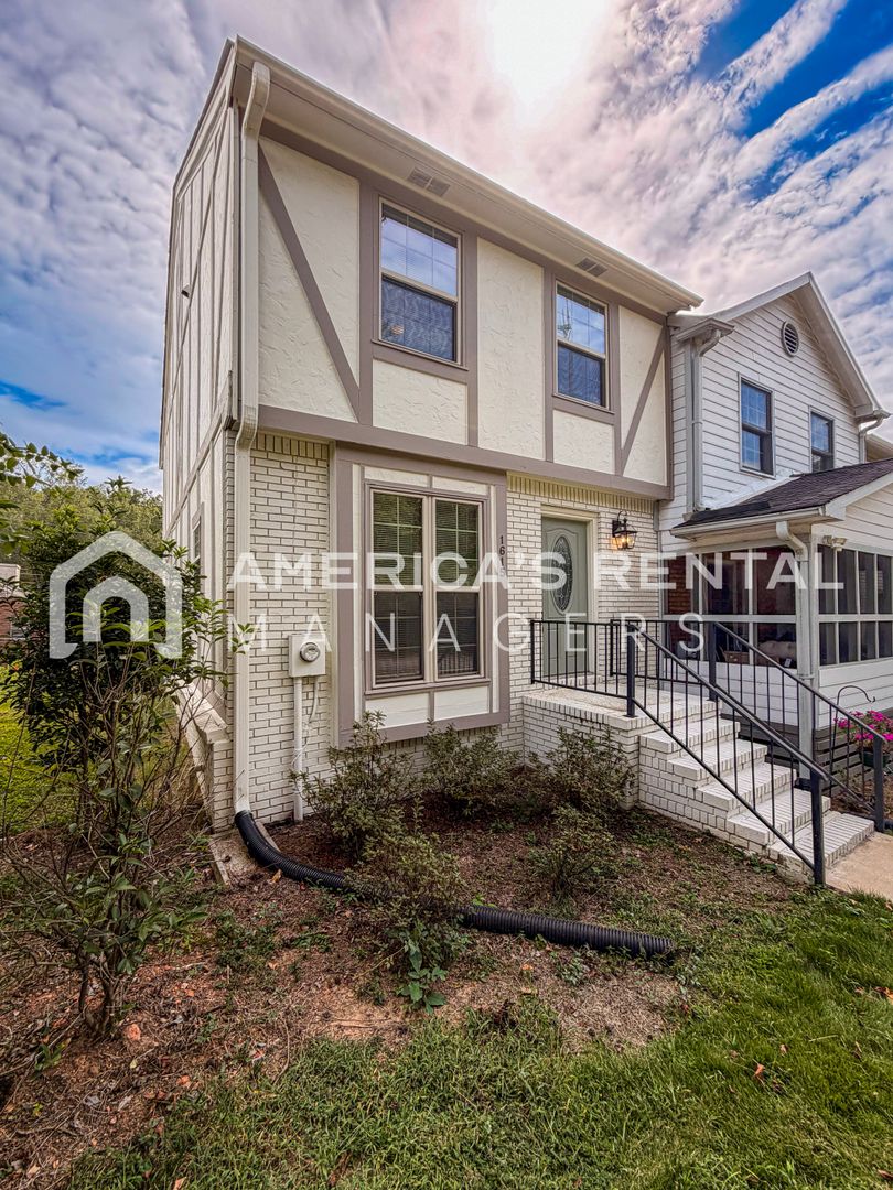 Birmingham House: 1615 Ashwood Lane E