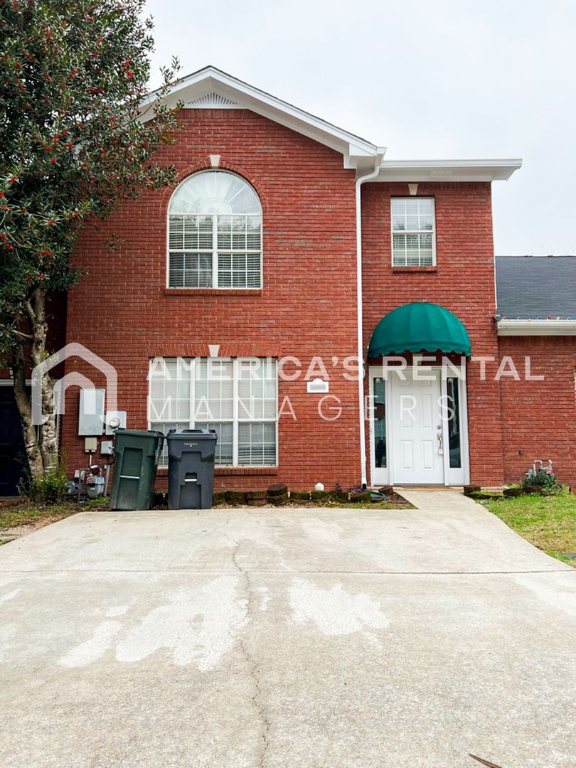 Pelham House: 446 Cambrian Ridge Trail