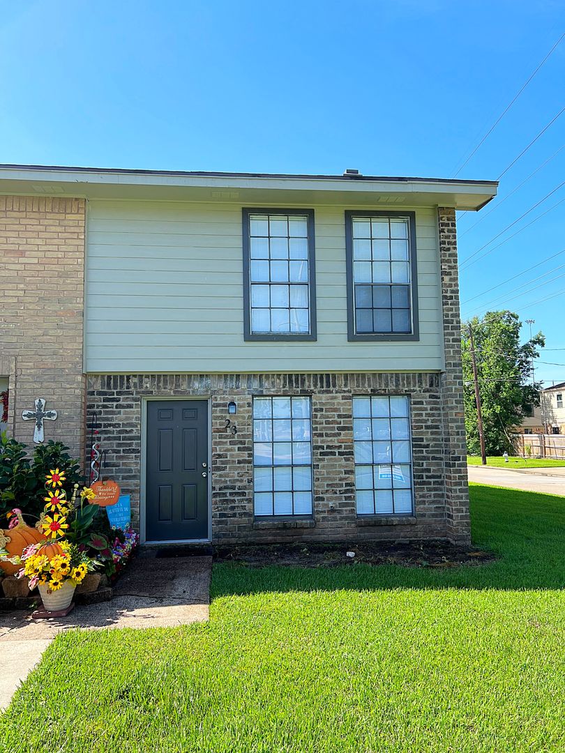 Beaumont House: 2700 N 16th St #23