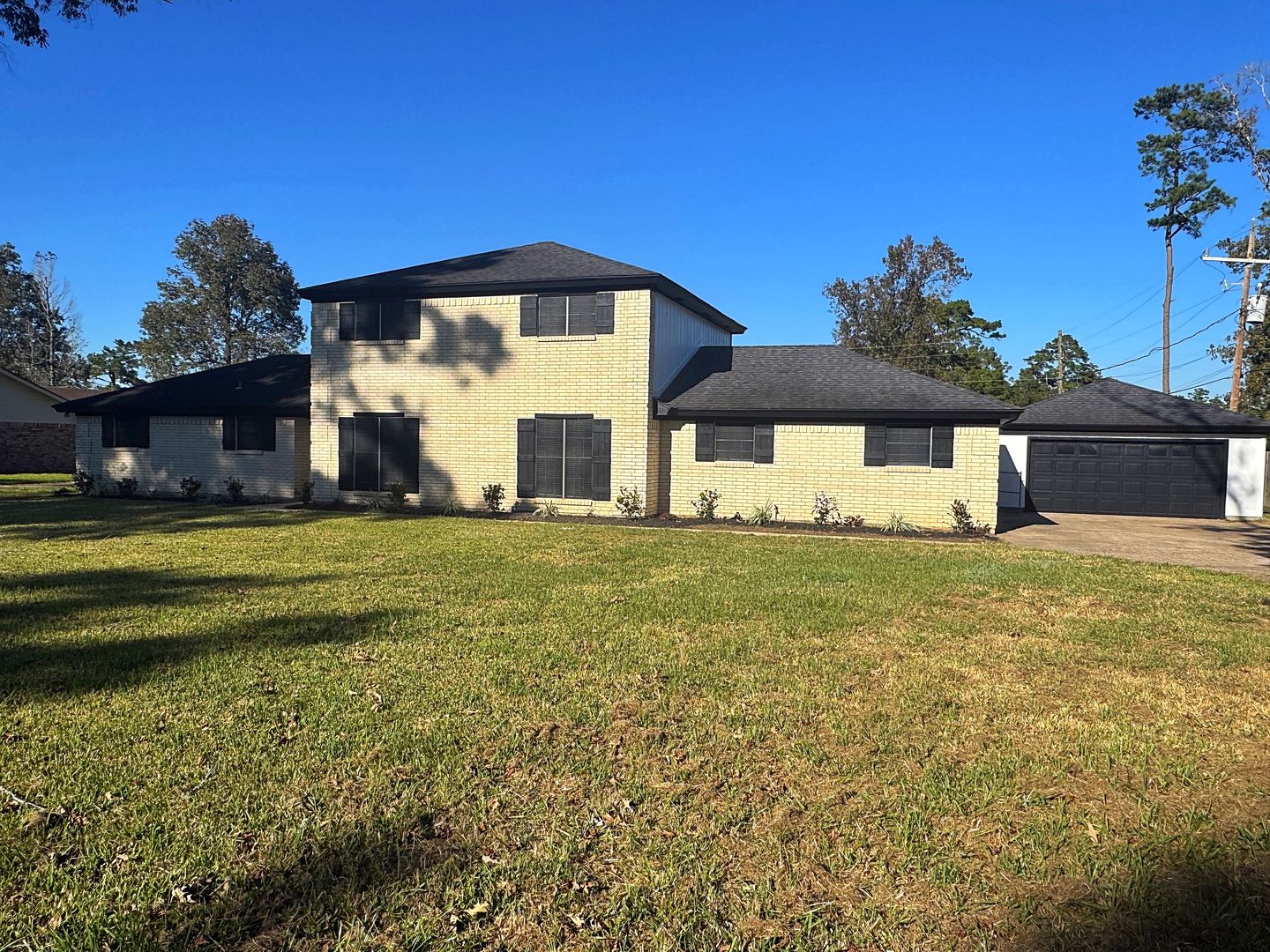 310 W Pineshadows Dr, Sour Lake, TX 77659