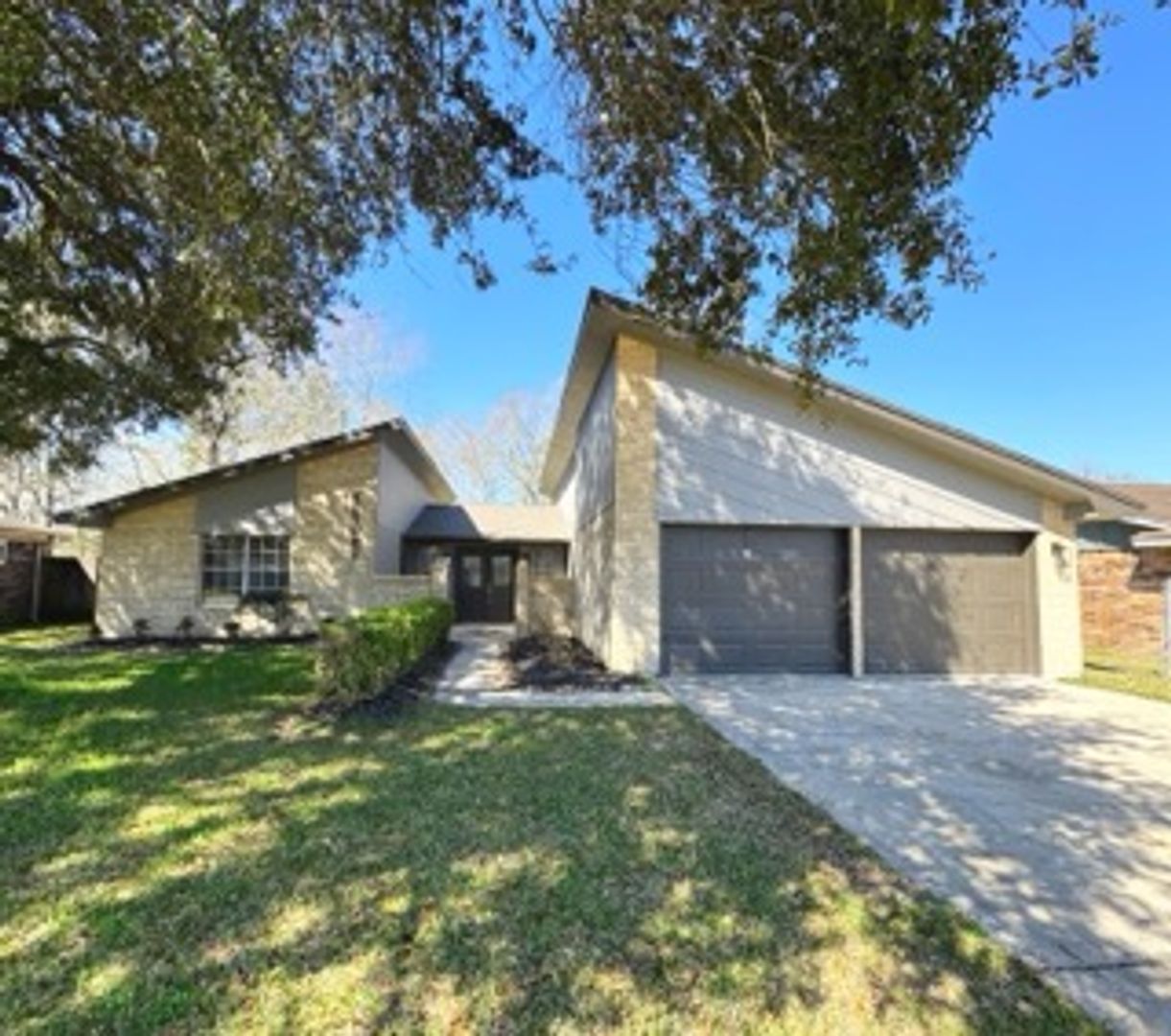 Vidor House: 11 Heritage Dr - 11 Heritage Drive, Vidor TX 77662