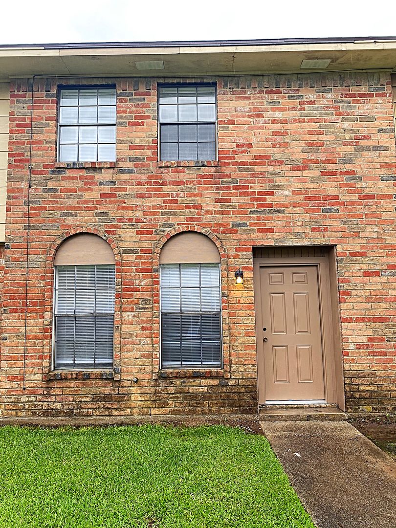 Beaumont House: 2700 N 16th St #26