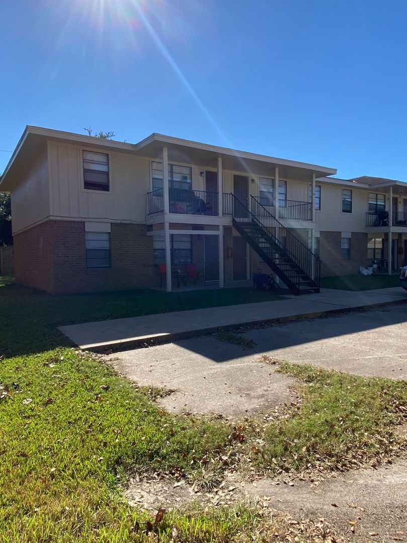 Winnie Apartment: 219 W. Magnolia