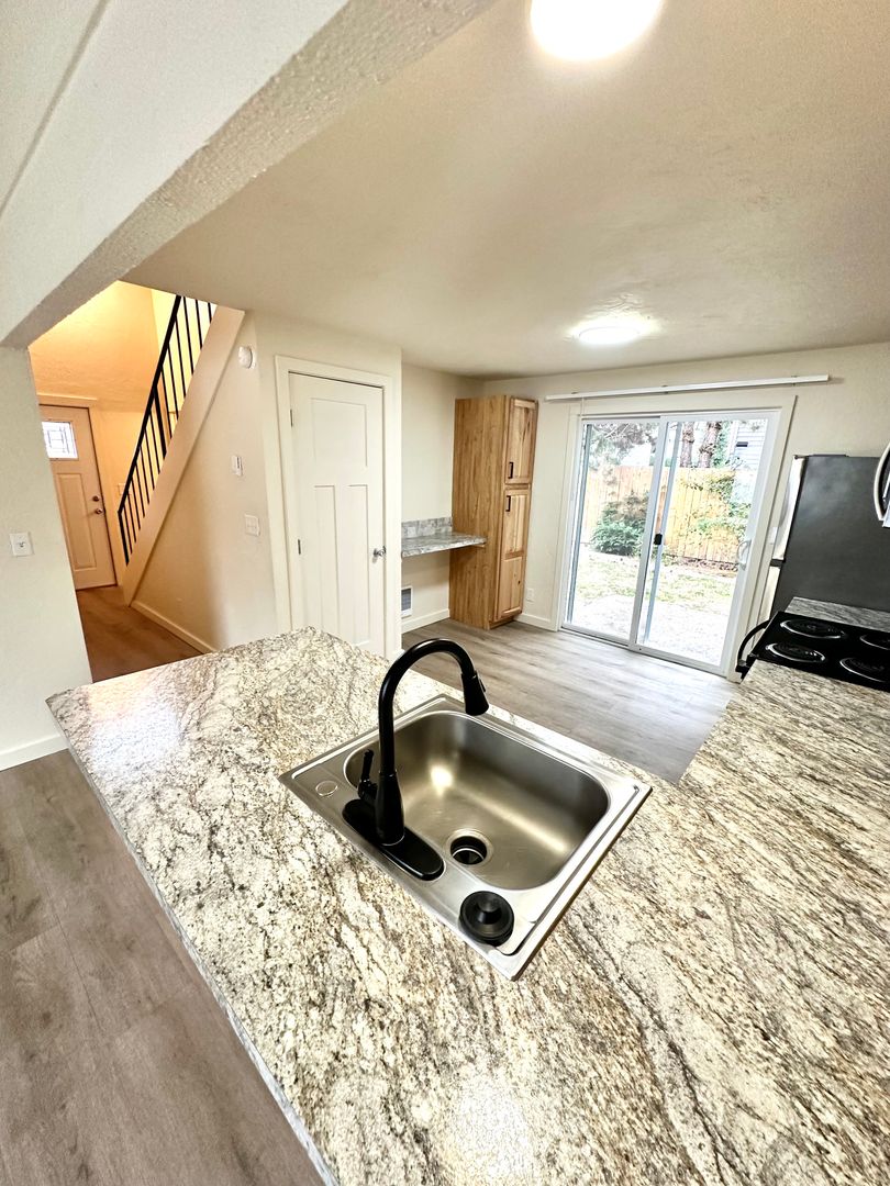 Albany Apartment: 1539 15TH AVE SE