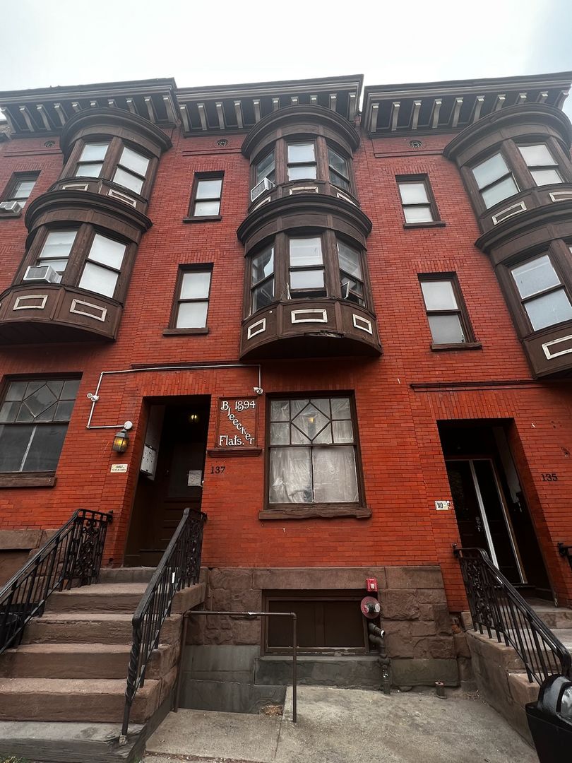 Albany Apartment: 137 Madison Ave